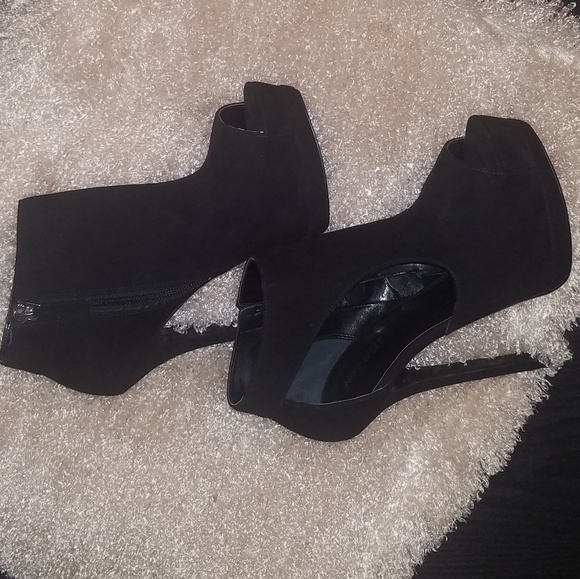 High Heels - Picture 2 of 3